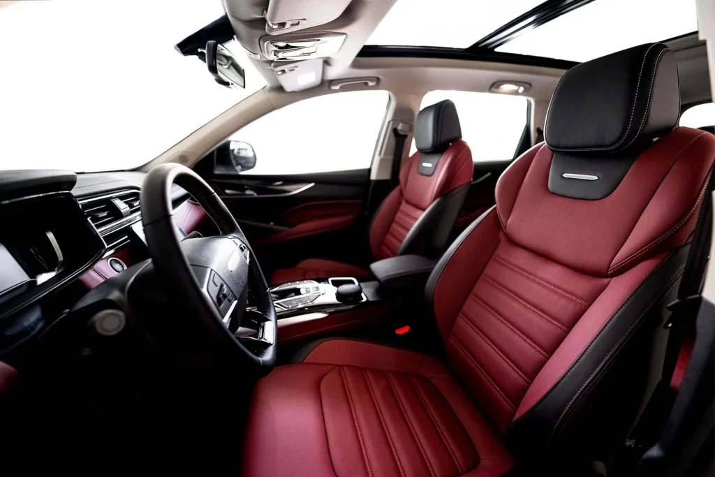 Cómodos asientos de cuero de calidad, con ajuste eléctrico del asiento del conductor y del pasajero delantero en el SUV Maxus D60