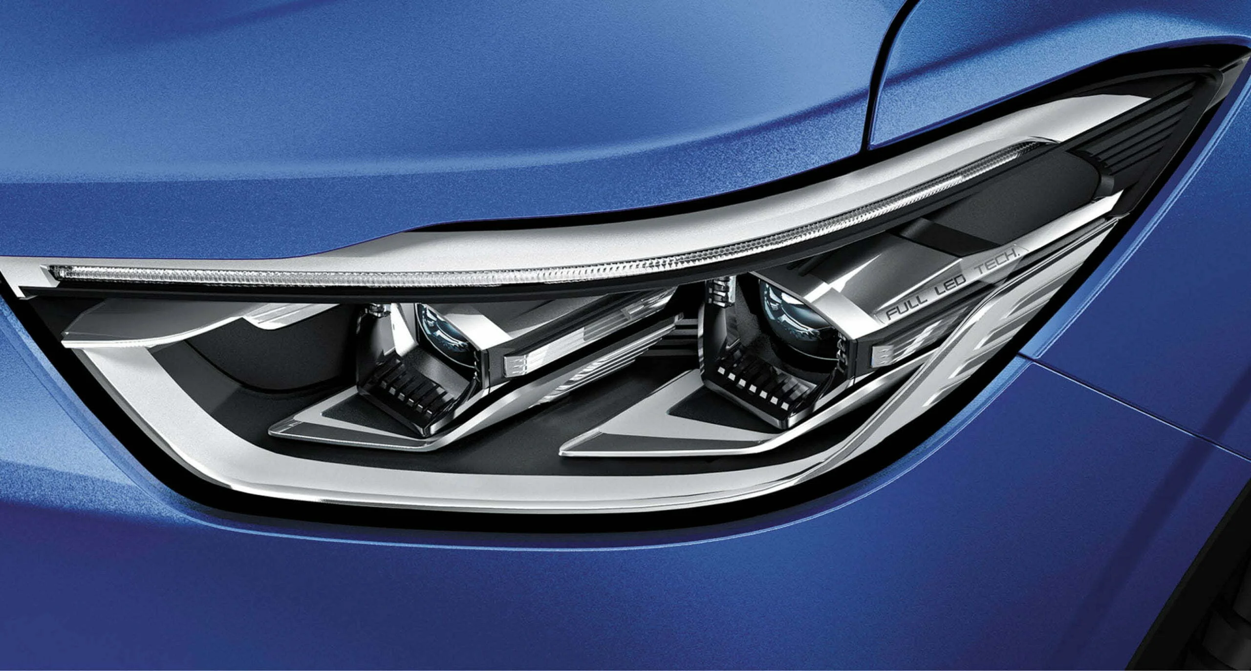 Los ojos afilados del SUV Maxus D90 hacen que la cabeza del automóvil se vea más deportiva con un color de luz puro.