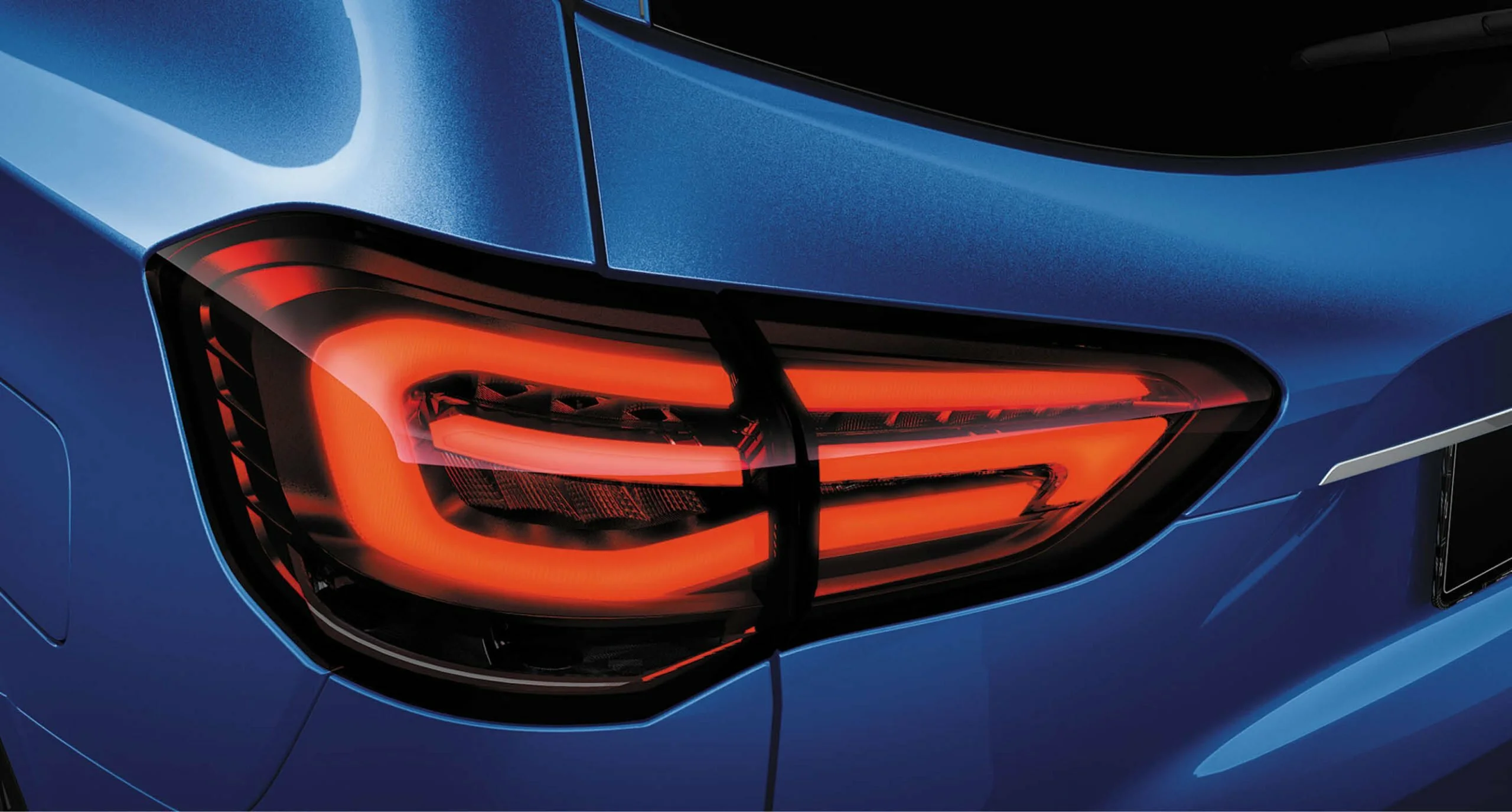 Luz trasera muy reconocible, clara, y el auto detrás puede identificar fácilmente el modelo del SUV Maxus D90