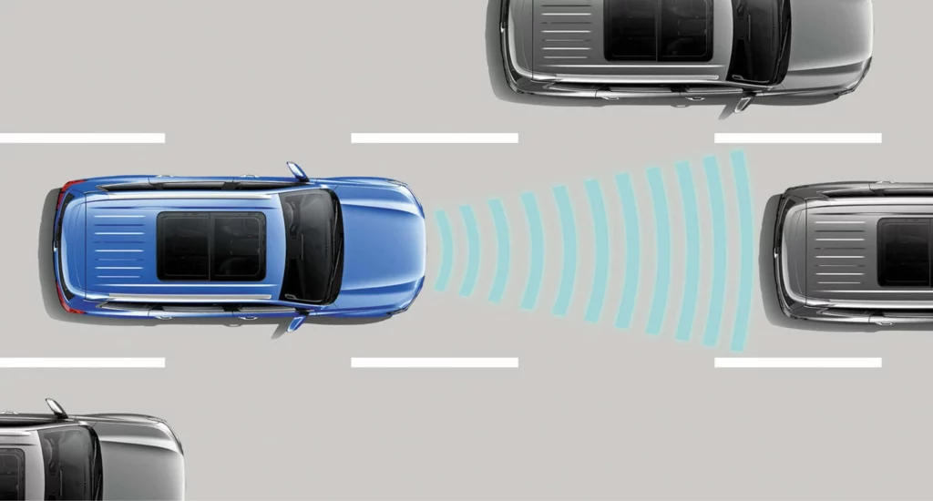 Sistema avanzado de asistencia al conductor para vehículos de carretera que ajusta automáticamente la velocidad del vehículo para mantener una distancia segura con los vehículos que circulan por delante en el SUV Maxus D90
