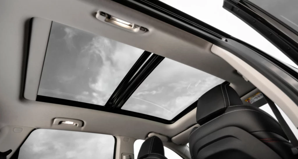El techo panorámico del SUV Maxus Euniq 6 que te da una visibilidad única.