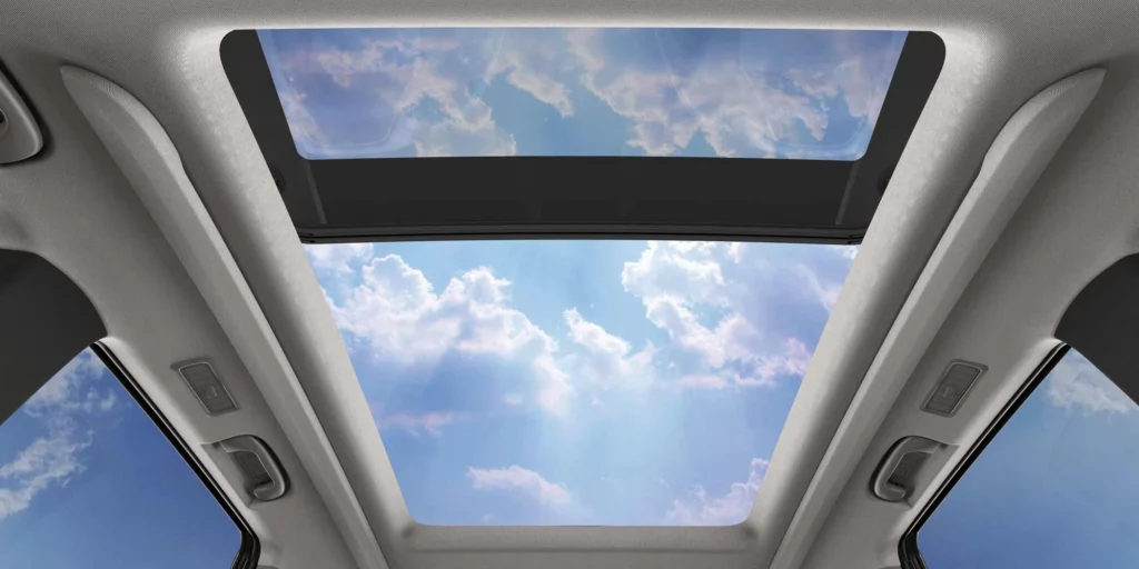 Maximice la luz natural dentro de su automóvil con el techo corredizo panorámico en la minivan Maxus G50