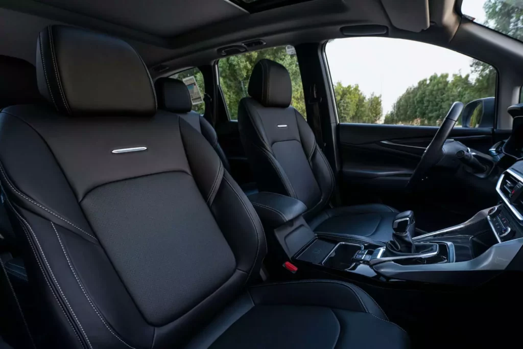 Cómodos asientos de cuero de calidad, con ajuste eléctrico del asiento del conductor y del pasajero delantero en la minivan Maxus G50