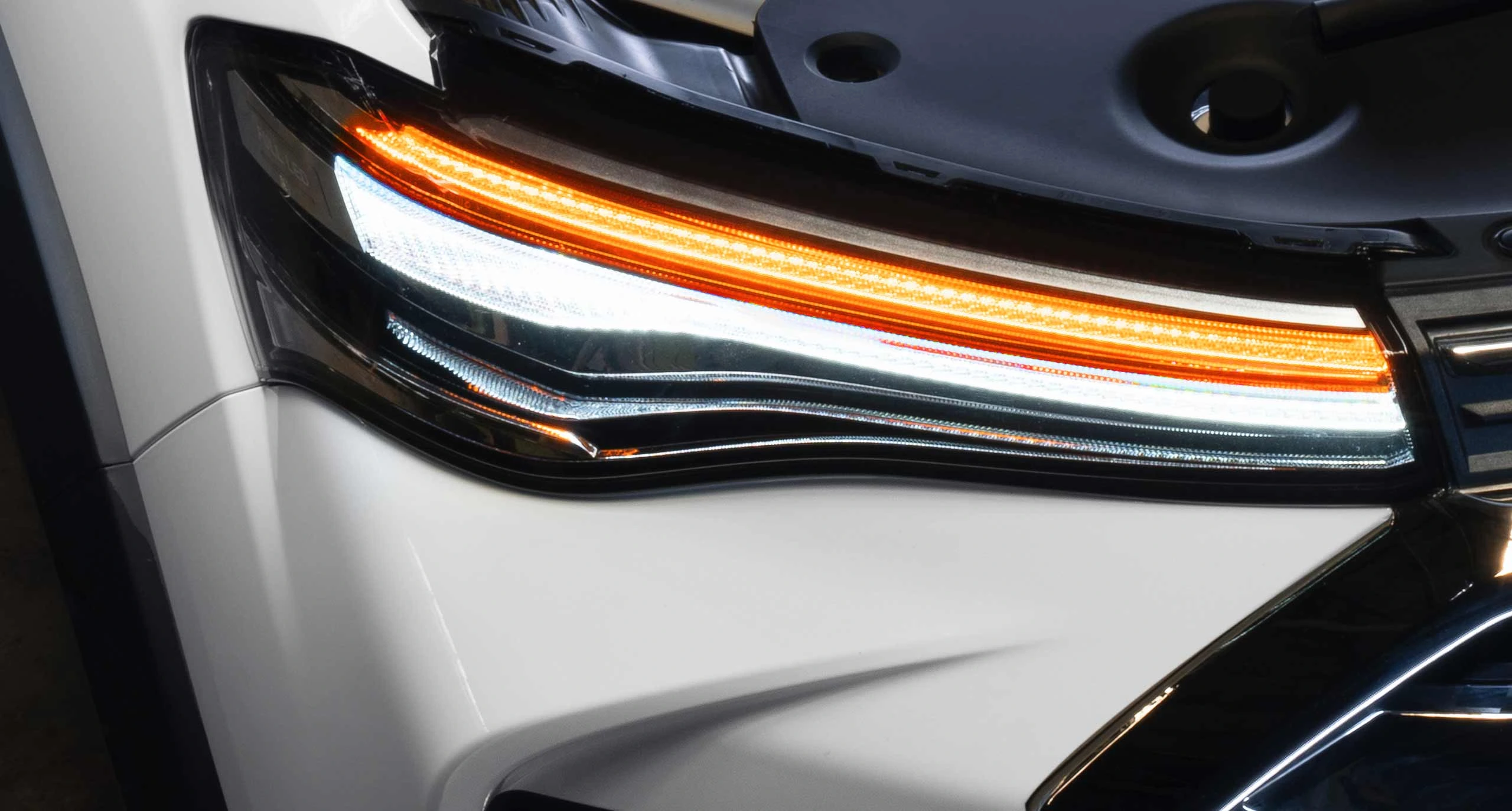 Los ojos afilados de la pick up Maxus T90 hacen que la cabeza del automóvil se vea más deportiva con un color de luz puro.
