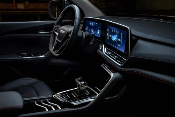 Confort Superior en la camioneta 4x4 Maxus T90 con guantera central climatizada y sistema “Keyless entry” con botón de encendido.