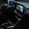 a pick up Maxus T90 Cuenta con climatizador automático, asientos de cuero con ajuste eléctrico, calefacción en asientos delanteros y volante, guantera central climatizada y sistema “Keyless entry” con botón de encendido.