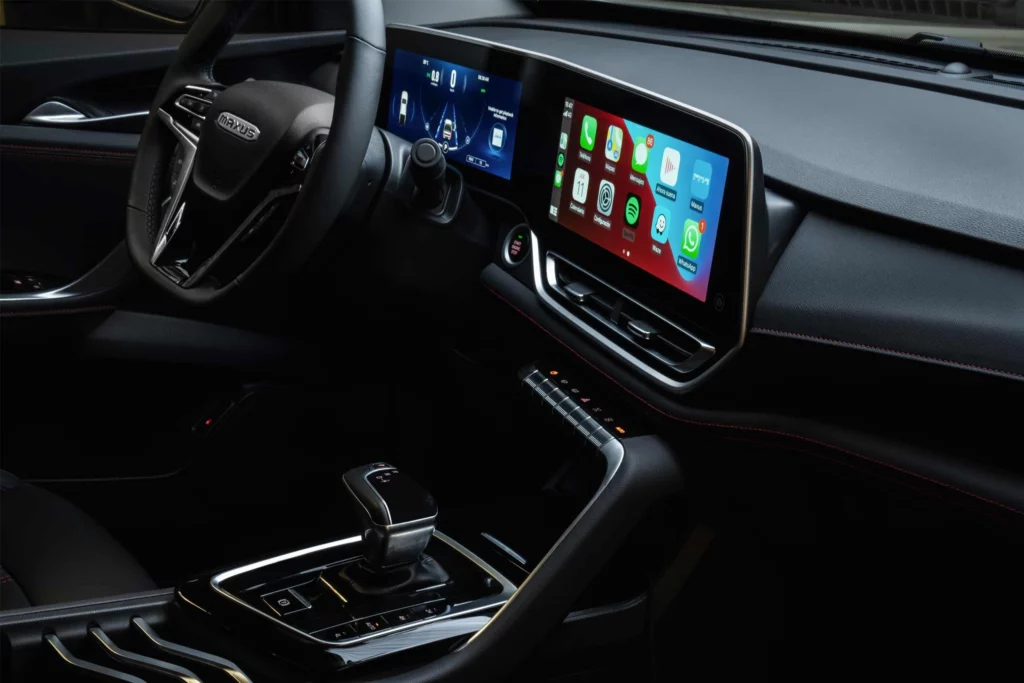 a pick up Maxus T90 Cuenta con climatizador automático, asientos de cuero con ajuste eléctrico, calefacción en asientos delanteros y volante, guantera central climatizada y sistema “Keyless entry” con botón de encendido.