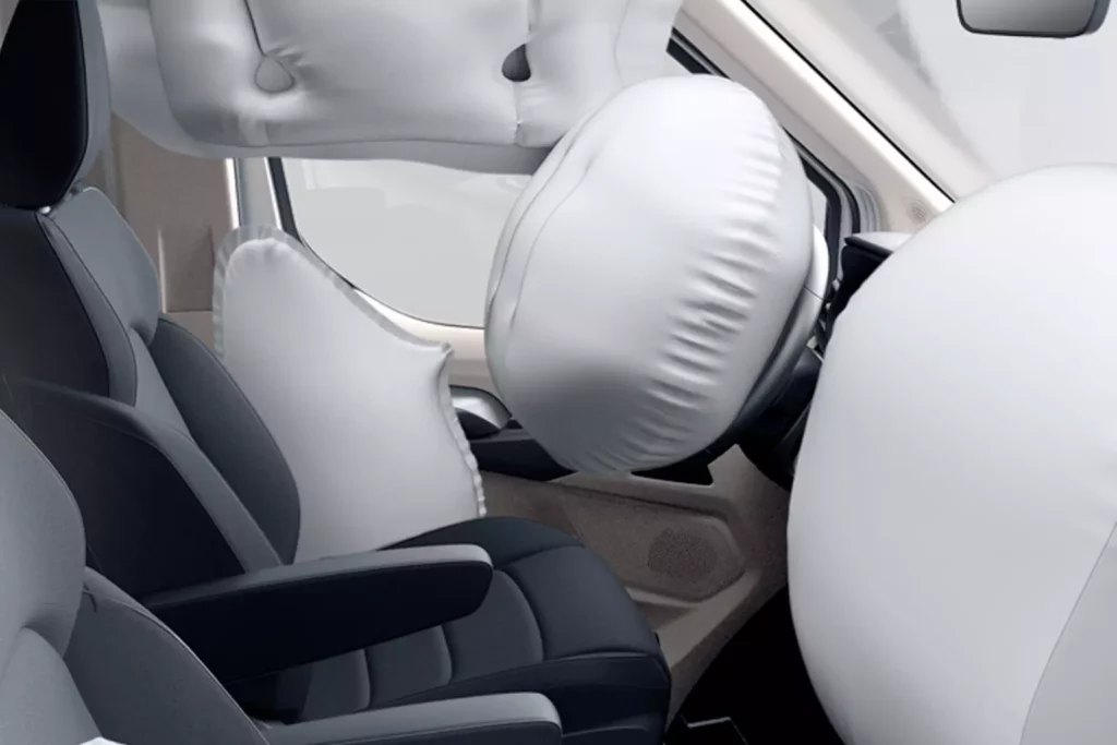 Bolsas de aire dobles en la fila delantera para proteger al conductor y al pasajero de la fila delantera durante una emergencia en la van Maxus V90