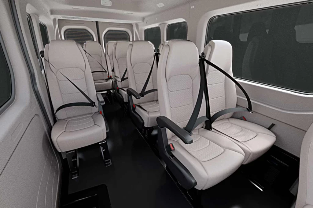 la van Maxus V90 cuenta con todos sus asientos reclinables y tiene la emisión de ruidos más baja del mercado en el segmento de minibuses.