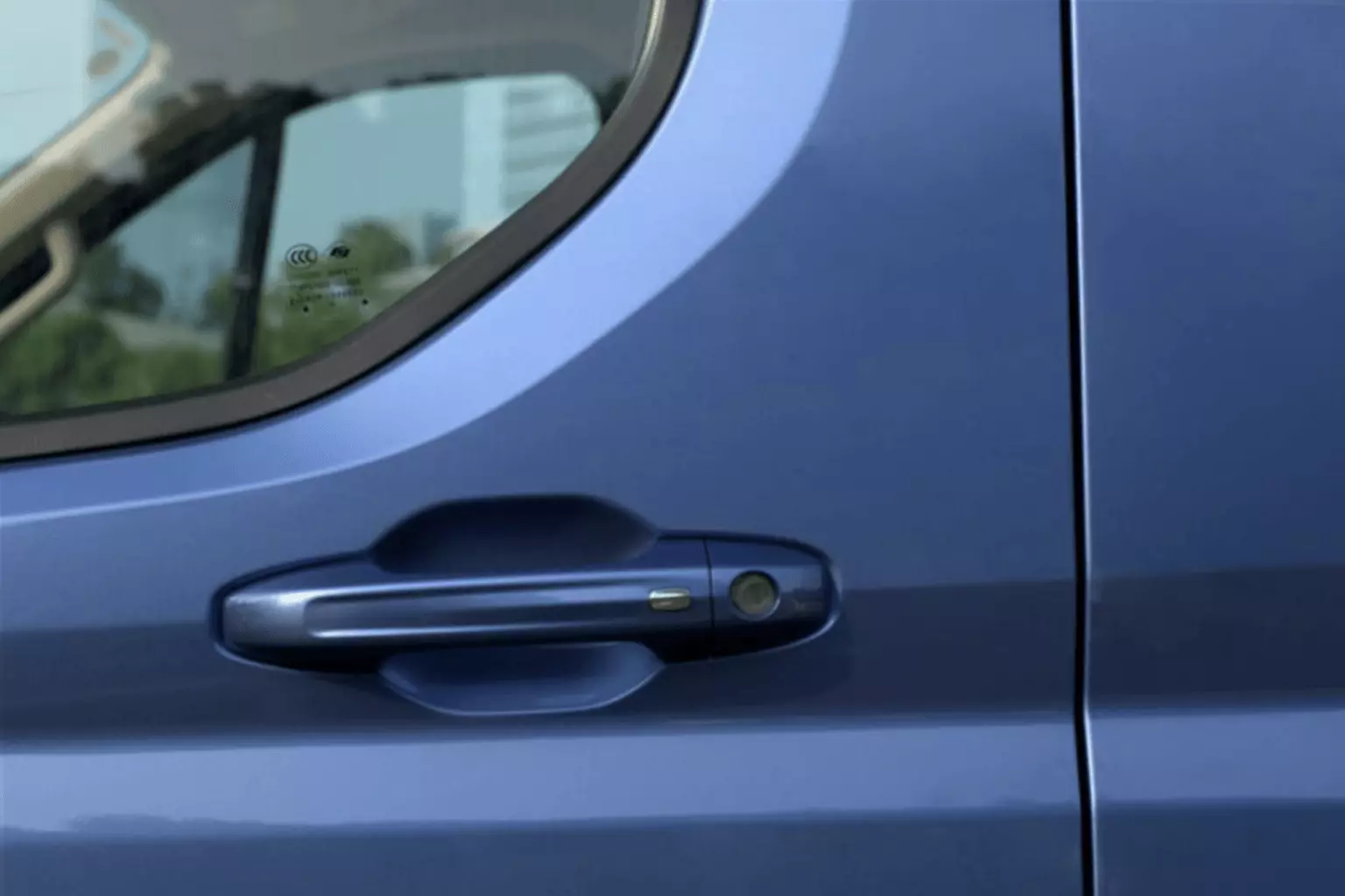 Bloqueo automático de las puertas y posibilidad de abrir y cerrar tocando sin llaves en la furgoneta Maxus V90
